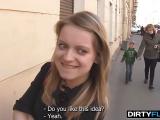 Charmante blonde aux yeux bleus baise en pov