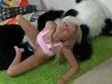 Elle baise son panda en peluche